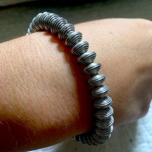 Interesting elasticized metal bracelet